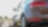 Voiture rouge circulant sur une route au bord d'une rivière