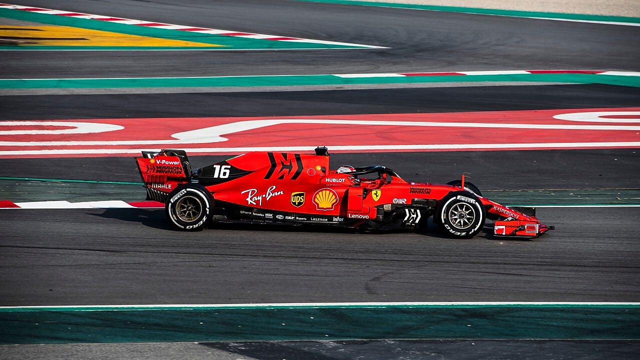 Formule1 Ferrari en 2016 franchissant la ligne d'arrivée