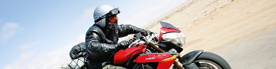 Gary Inman sur sa moto dans le désert