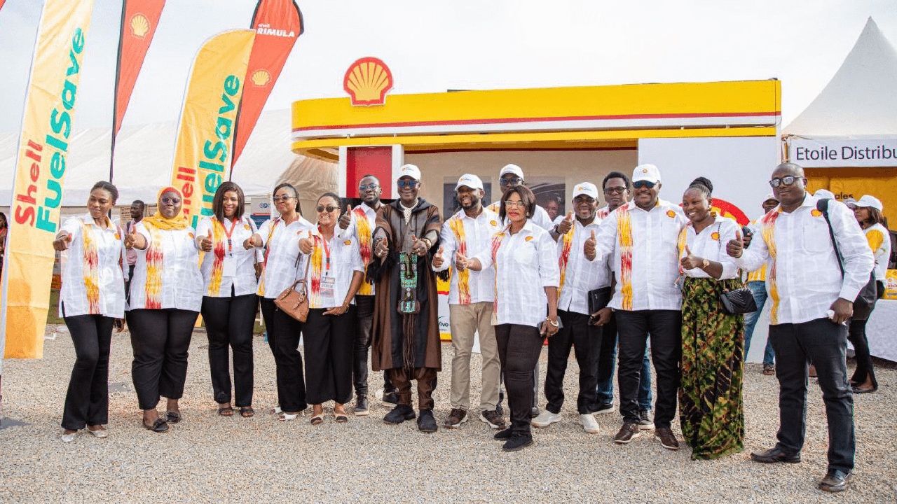 L’influenceur Floby avec le personnel de Vivo Energy Burkina