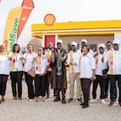 L’influenceur Floby avec le personnel de Vivo Energy Burkina