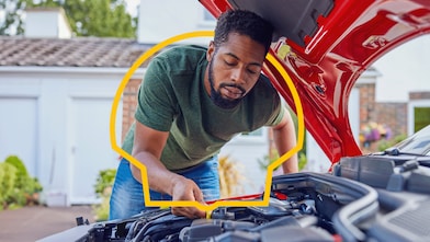 Personne qui contrôle le niveau d'huile d'une voiture