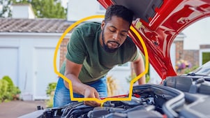Personne qui contrôle le niveau d'huile d'une voiture