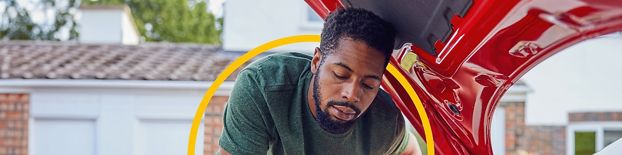 Personne qui contrôle le niveau d'huile d'une voiture