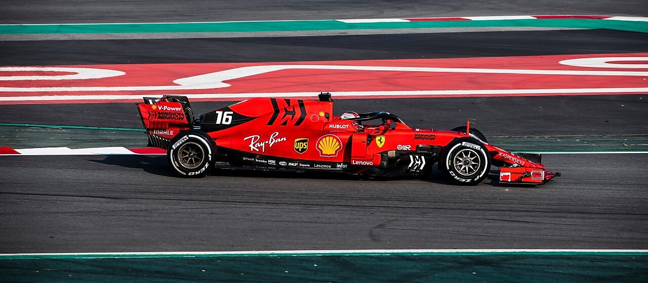 Formule 1 Ferrari sur un circuit de course