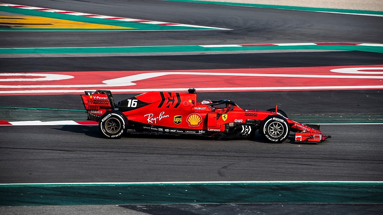 Formule1 Ferrari en 2016 franchissant la ligne d'arrivée