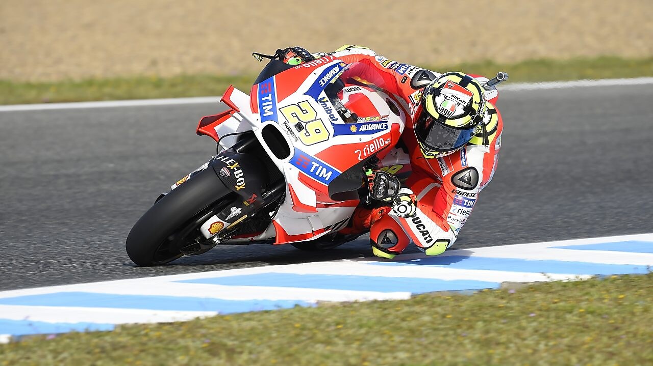 Pilote sur une superbike Ducati abordant un virage dans une course