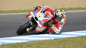Pilote sur une superbike Ducati abordant un virage dans une course