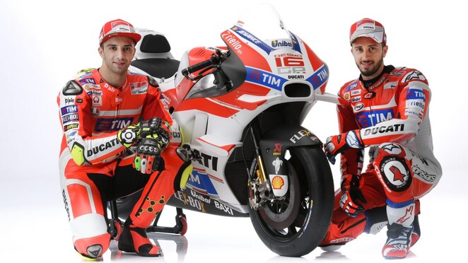 Deux pilotes Ducati 2016 posant devant une moto Ducati