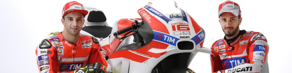 Deux pilotes Ducati 2016 posant devant une moto Ducati