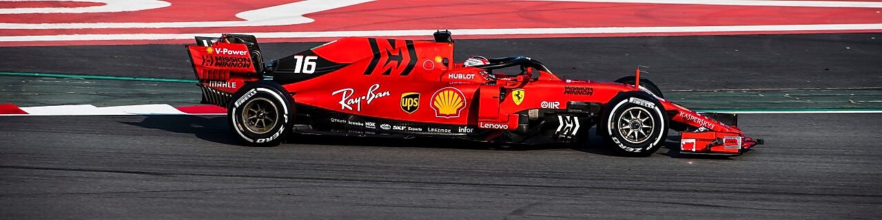 Formule 1 Ferrari sur un circuit de course