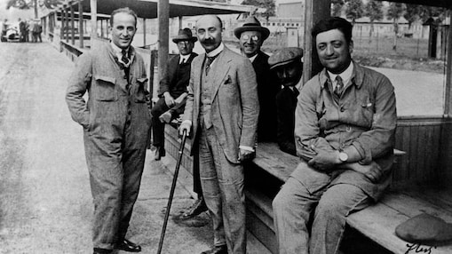 Photo d'Enzo Ferrari prise dans les années 1930