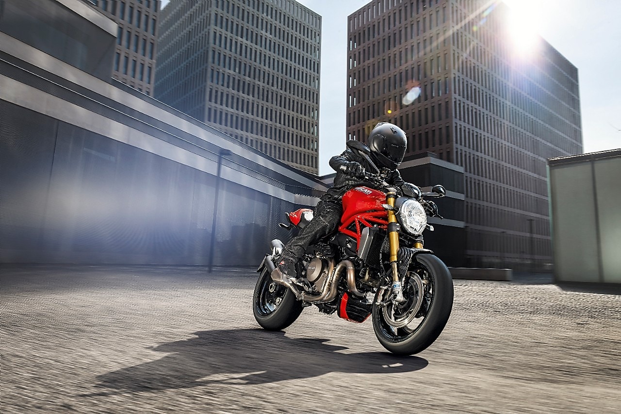 motard authentique conduisant une moto