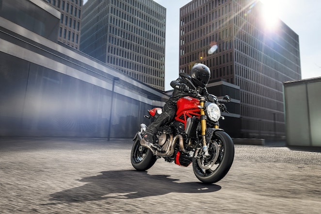 motard authentique conduisant une moto