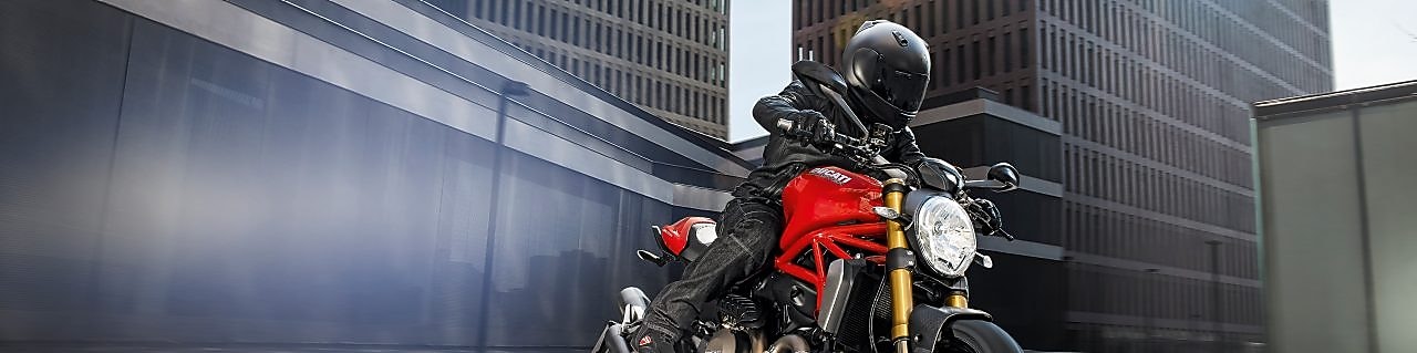 motard authentique conduisant une moto