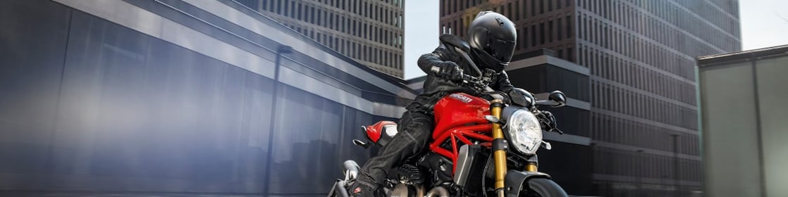 motard authentique conduisant une moto