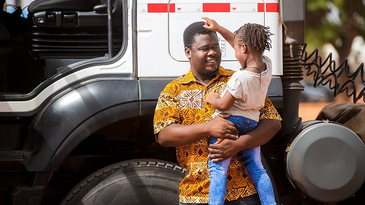 chauffeur routier conduisant sur une route vide