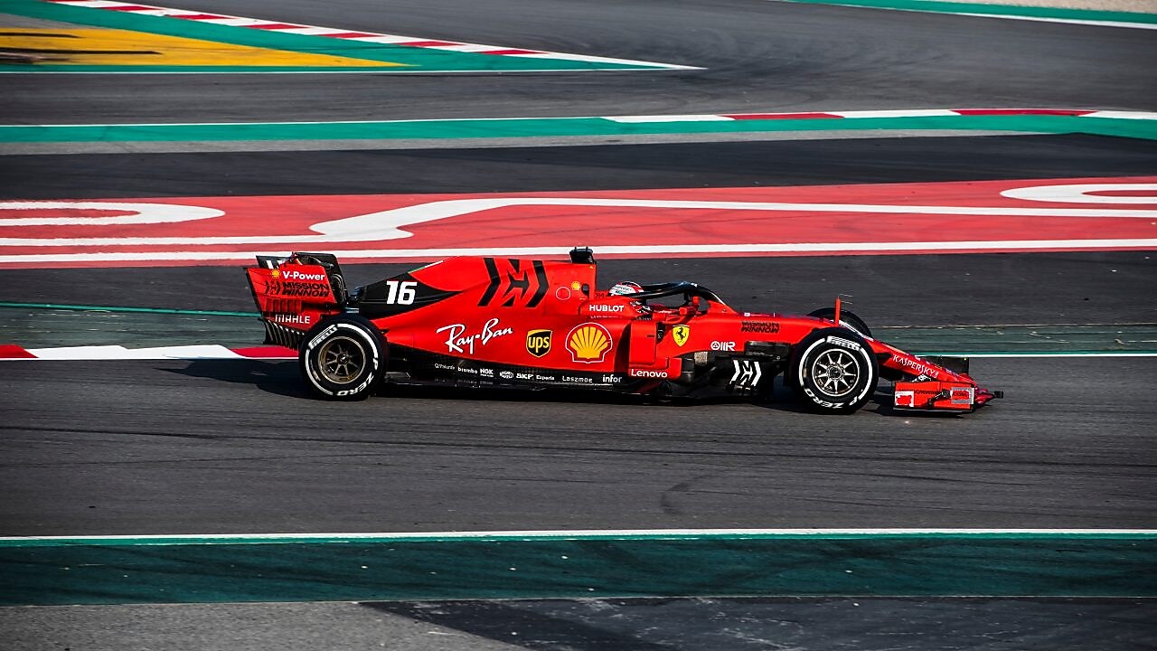 Formule1 Ferrari en 2016 franchissant la ligne d'arrivée