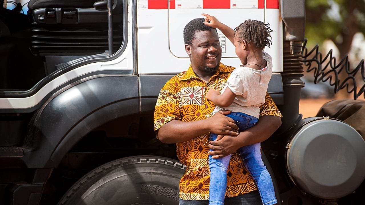chauffeur routier conduisant sur une route vide
