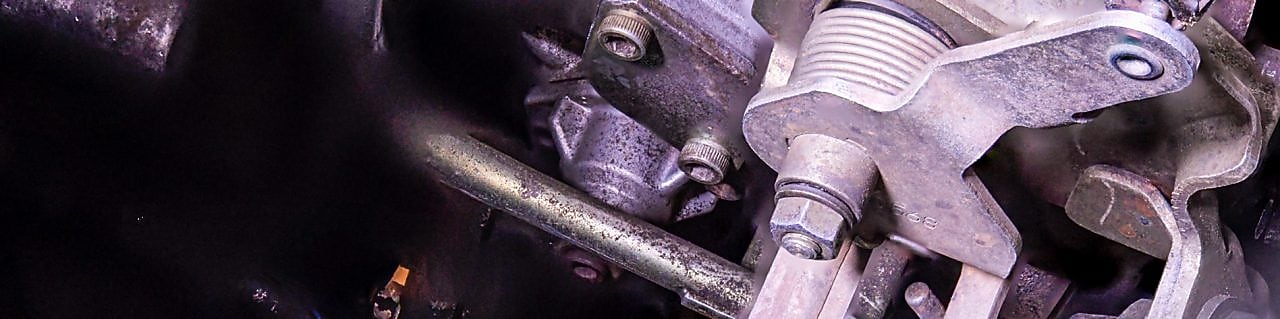 Moissonneuse-batteuse jaune dans un champ de blé