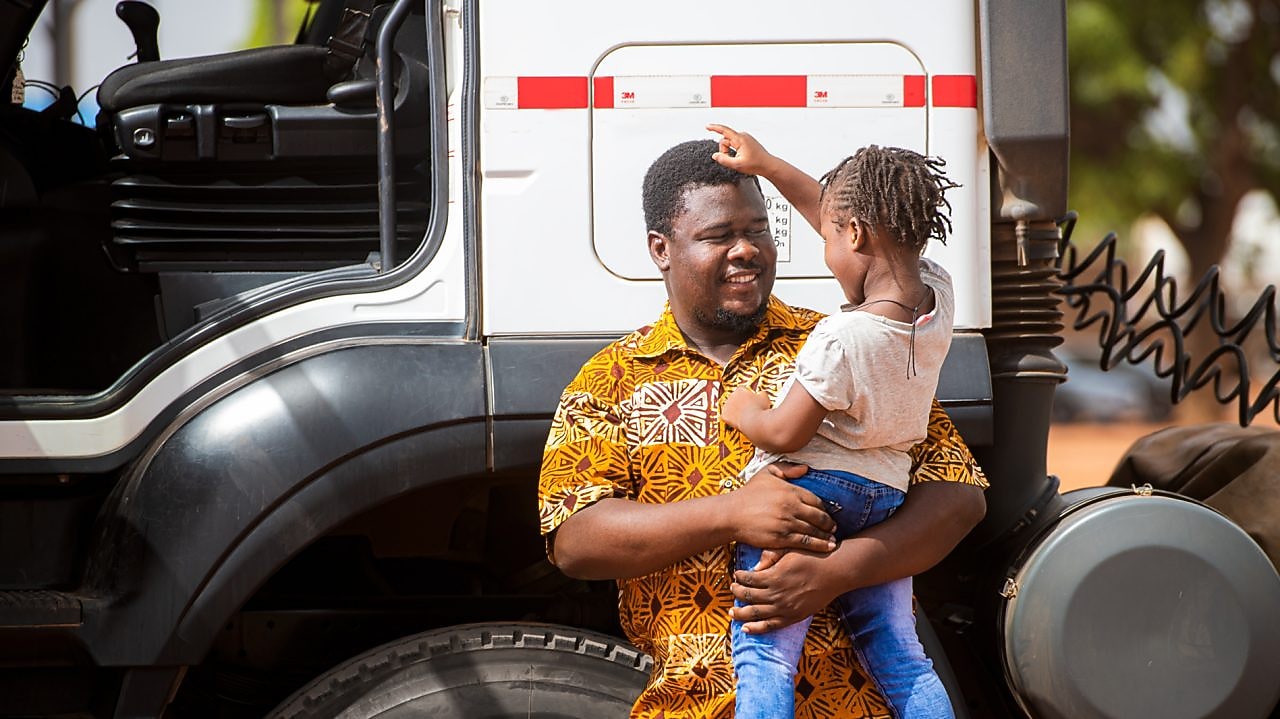 chauffeur routier conduisant sur une route vide